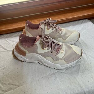 Sorel sneakers size 7. Great condition and have only been worn once inside.